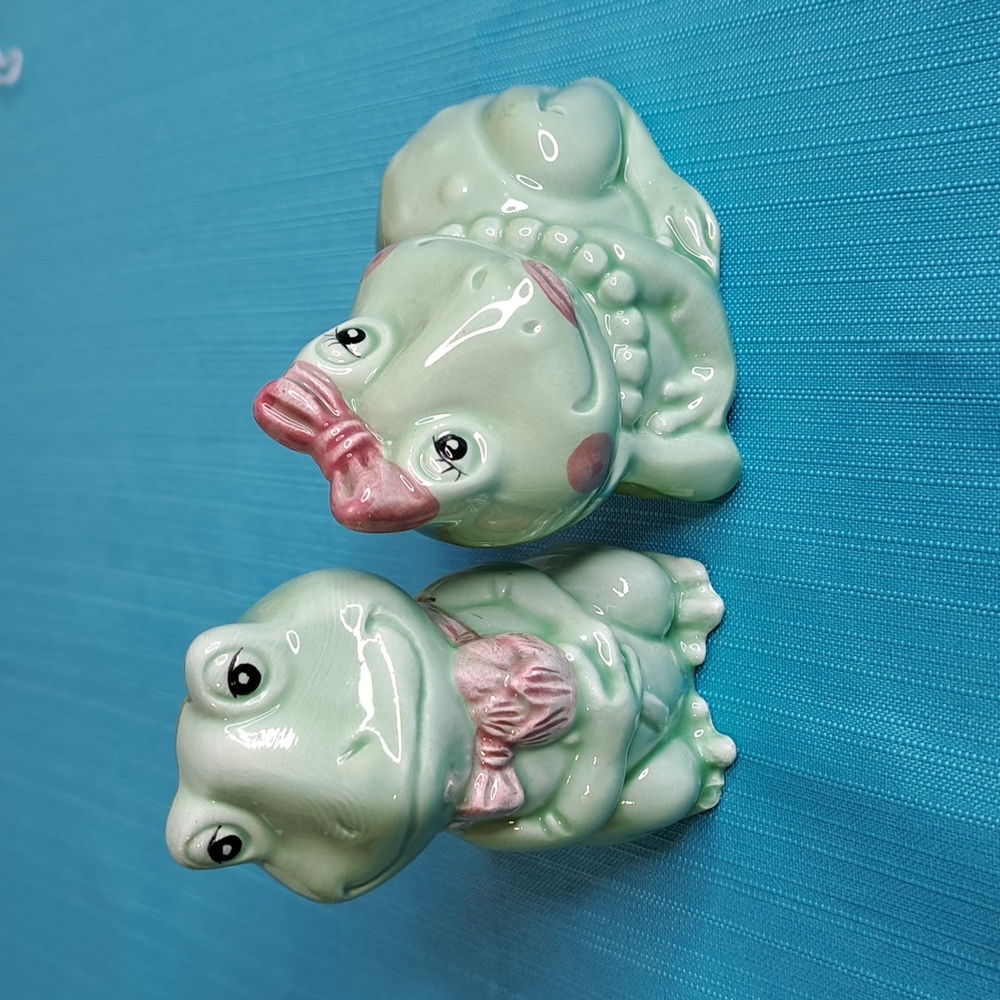 Frog couple salt and pepper set